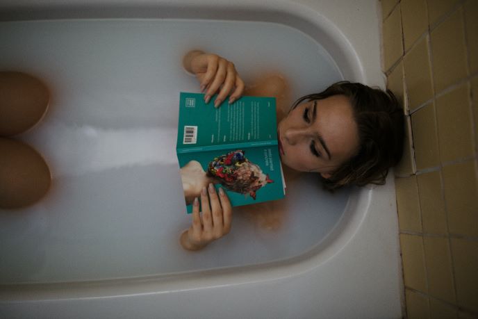 woman soaking in a warm bath for help with managing hemorrhoids